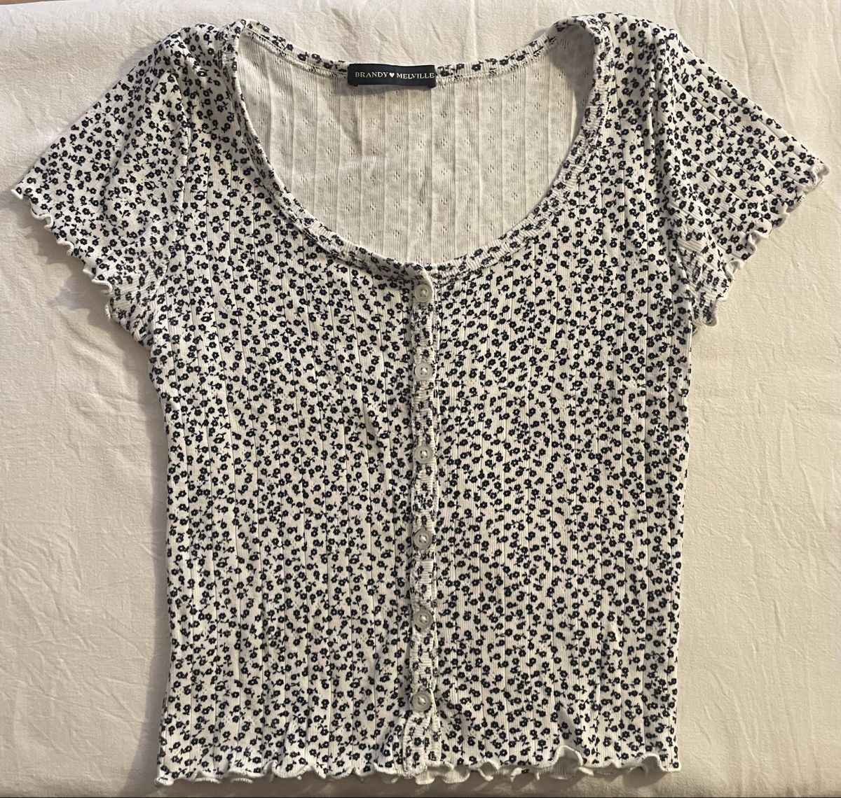 Brandy Melville Blouses, T-shirts & Tops: Top kurzarm Blumenmuster, gerippt – D'occasion à Basel par noee_joset
