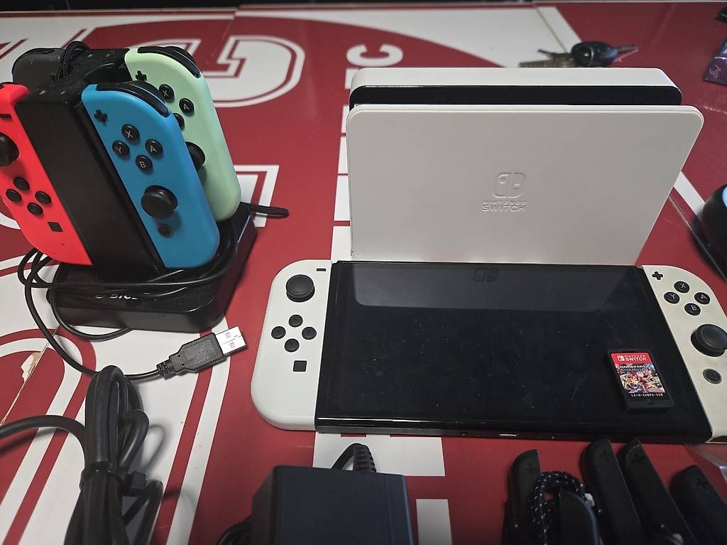 Console: Switch OLED  – Usato da Collombey venduto da Jehona_s