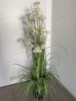 Sehr schöne Kunstpflanze mit weissen Blüten. Höhe 1.25m