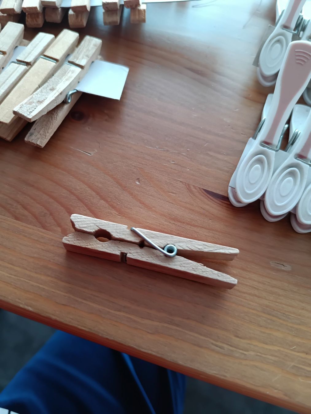 Tutti gli attrezzi: Wäscheklammern, clothes pegs. – Usato da Bertschikon (Gossau, ZH) venduto da SJLPHI 3