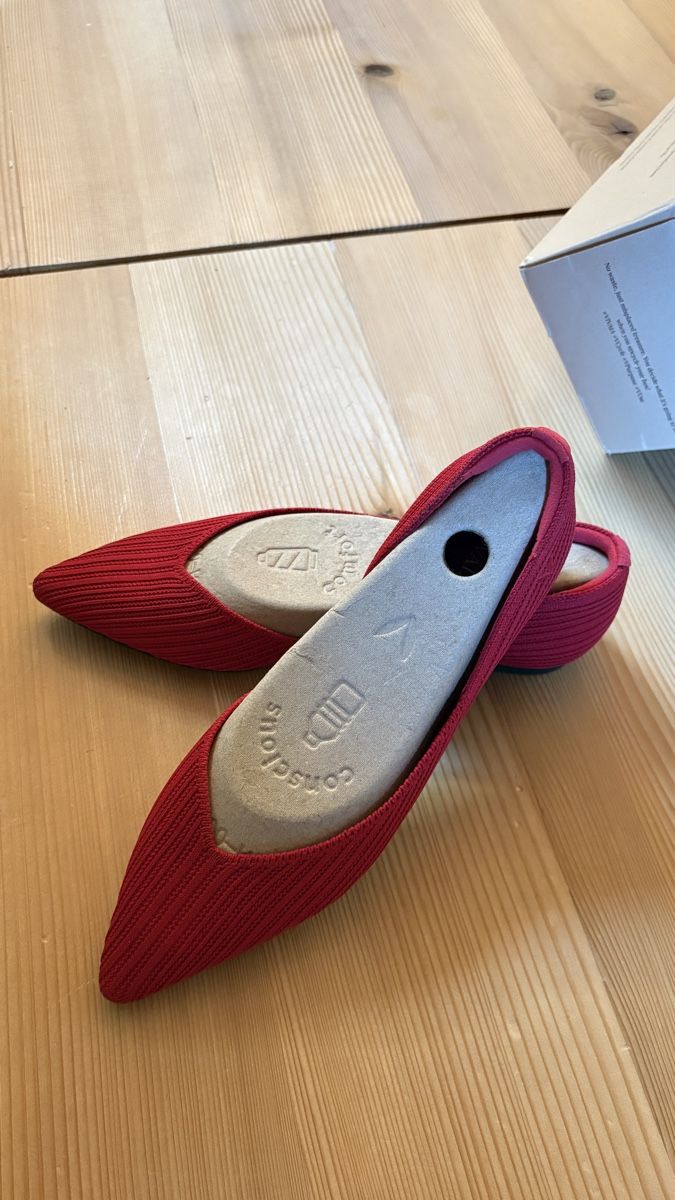 Vivaia Damenschuhe: VIVAIA fabrikneu, Ballerina, 40 Melia Ruby Red – Neu und originalverpackt aus Môtier (Vully) von Iljos