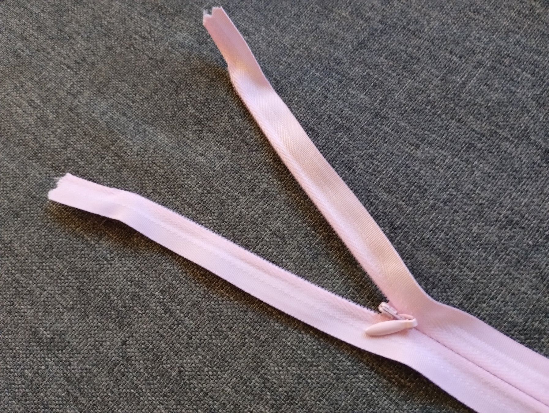 Tessuti: 30x Rosa Reissverschluss 60cm - Fermeture éclair rose – Nuovo e nell'imballaggio originale da Lausanne venduto da novastoris 1
