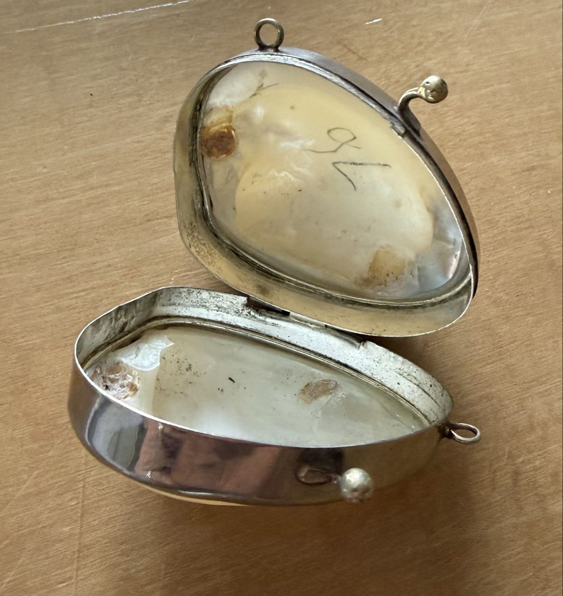 Ciondoli: Pendentif en nacre (réticule) – Usato da Les Bayards venduto da aout