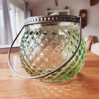 Grünes Windlicht aus Glas mit Metallbügel