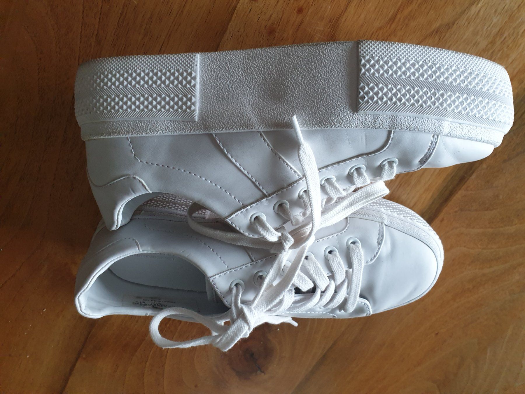 Scarpe da donna: WEISSE sneaker – Nuovo (secondo la descrizione) da St.Gallen venduto da EL03 1