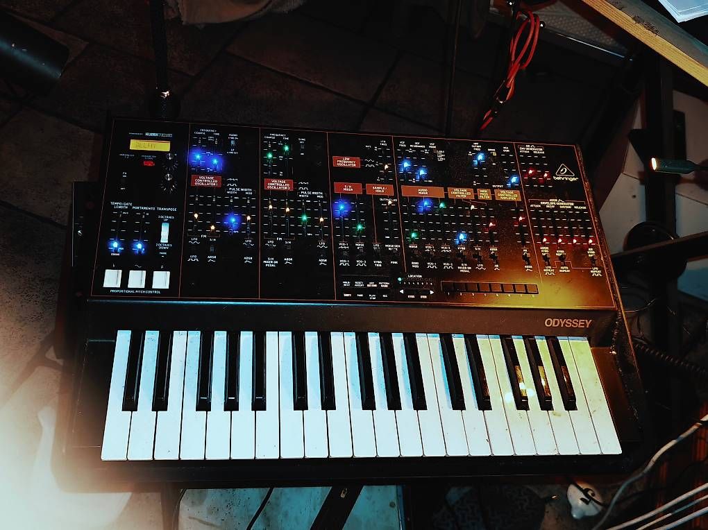 Instruments de musique: Behringer Odyssey  – D'occasion à Bern par peter.blackswan