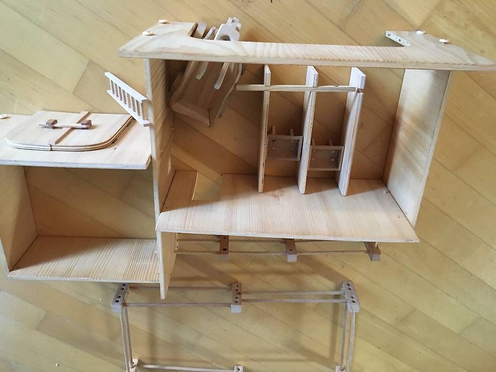 Spielzeuge: Holzstall – Gebraucht aus Zürich von Est-hi 4