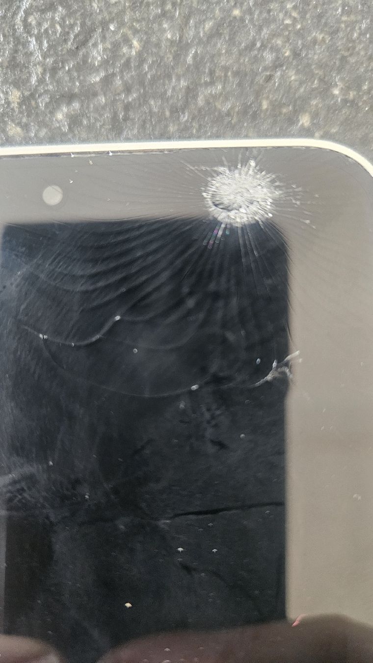 Samsung Telefoni cellulari / Smartphones: Samsung S23 White Used, Cracked Screen  – Difettoso da Sachseln venduto da laz_65cg 3