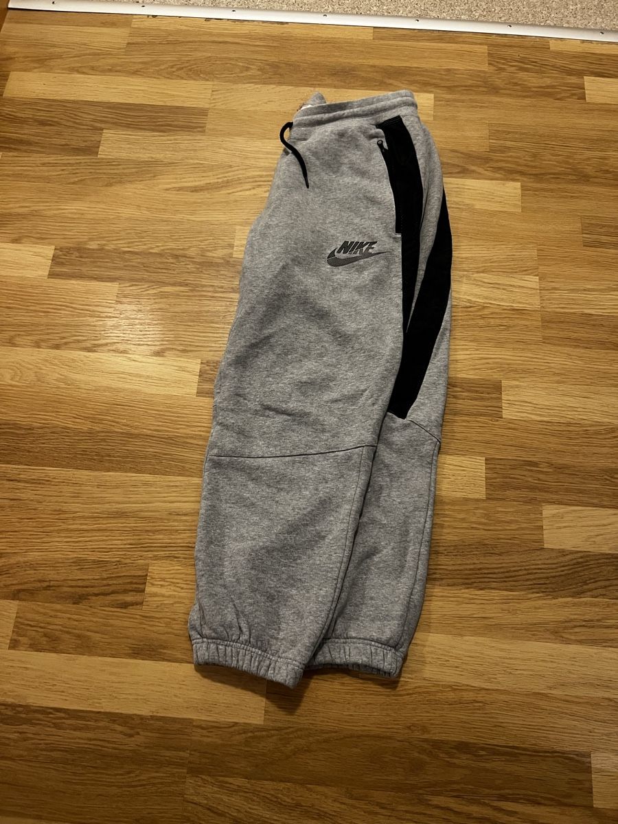 Nike Pantaloni: Nike Trainerhosen, Herren oder Unisex ca. Gr.L – Usato da Ostermundigen venduto da s_jaja 1