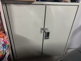 Armoire métallique 2 portes avec serrure et cadenas