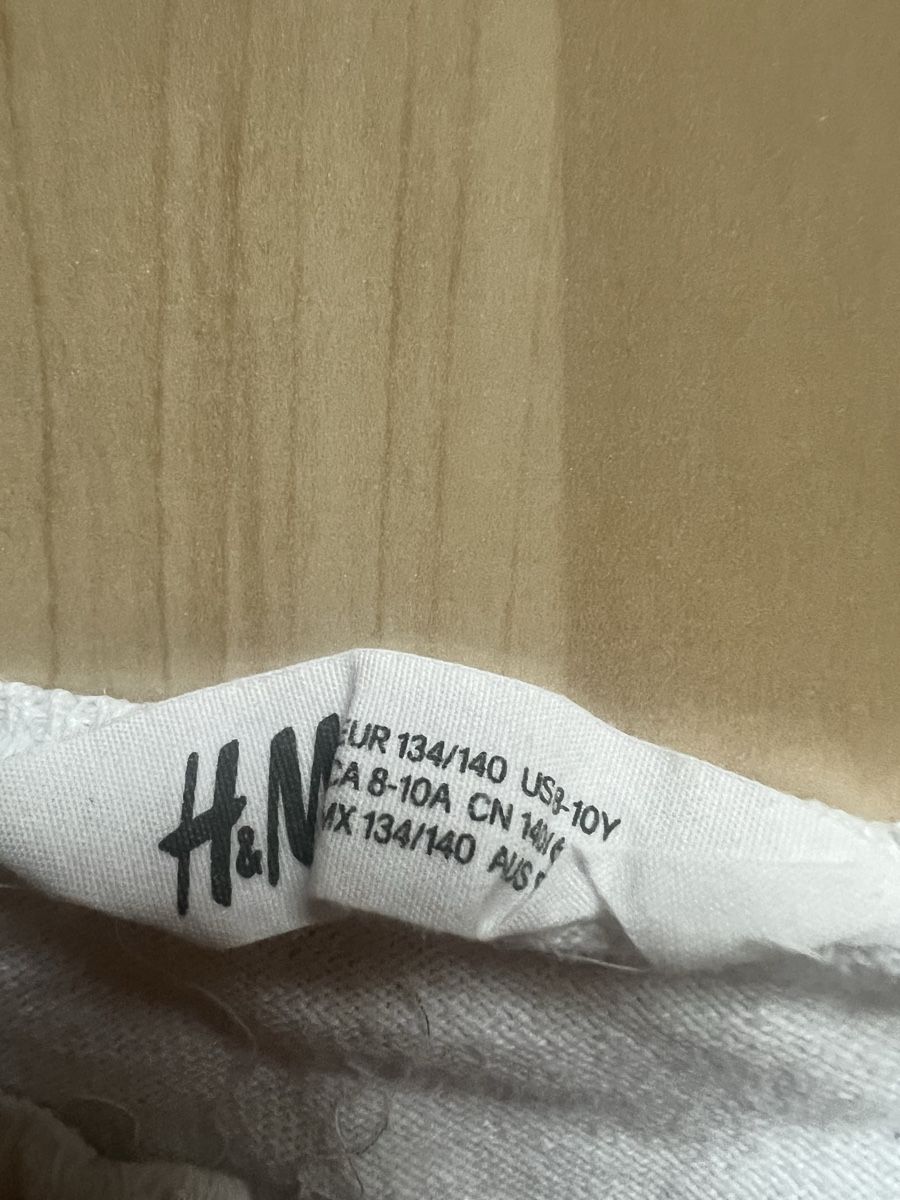 H&M Pullover & Sweatshirts: Weisses Jäckchen, Gr. 134 – Gebraucht aus Ruggell von Matrix026 1