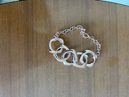 Vendo bracciale metallico dorato.
