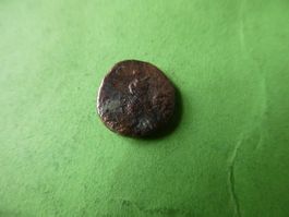 uralte Bronzemünze   12 mm     1.54 g