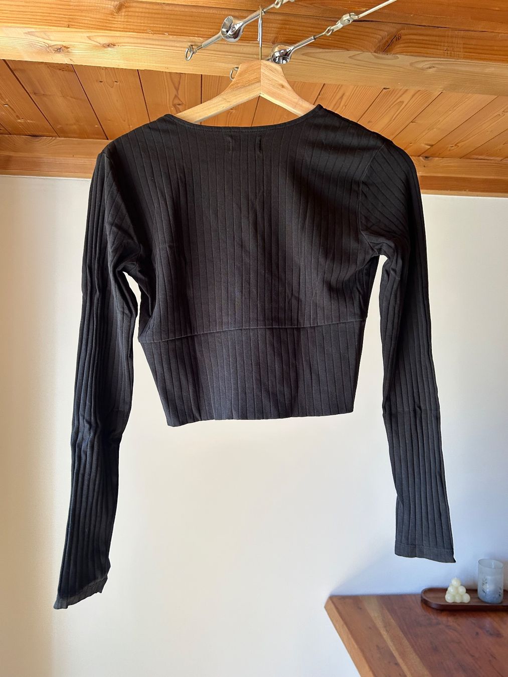 Top: Schwarzes Crop Top, Langarm, Gr. M – Usato da Erlen venduto da nin_b8c6 1