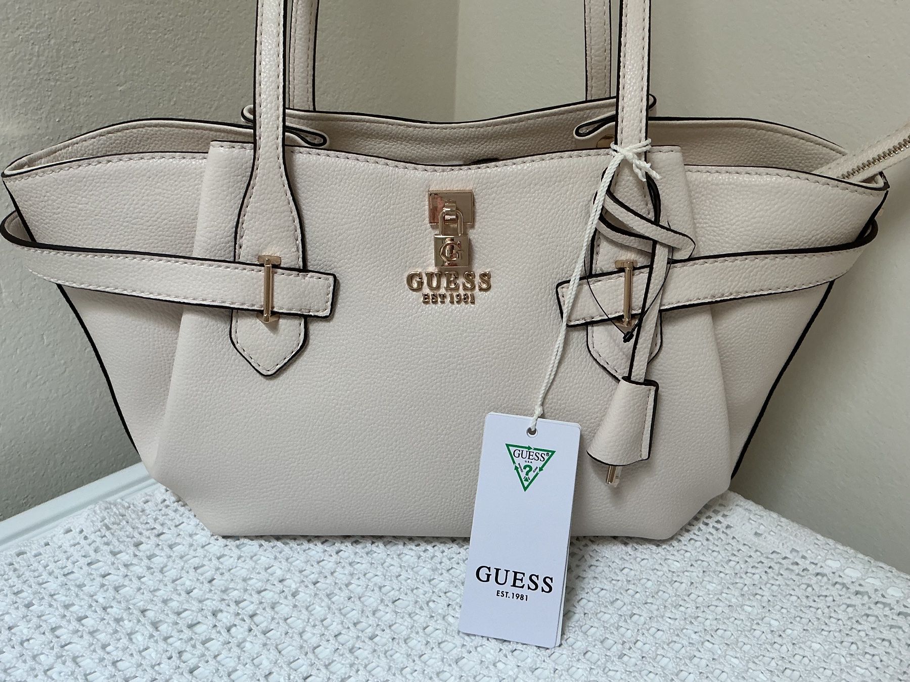 Guess Borse da donna: Guess Tasche wunderschön neu – Nuovo (secondo la descrizione) da Rudolfstetten venduto da Foxj 1