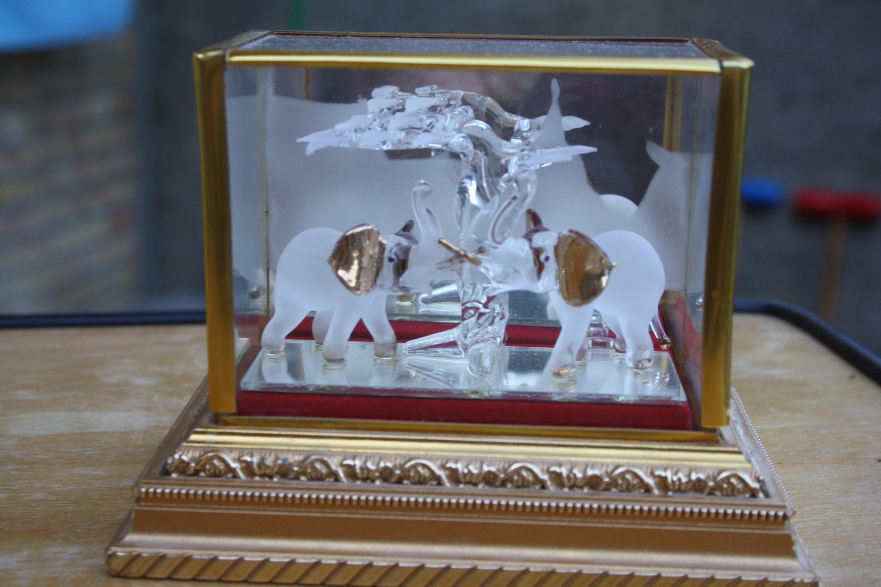 Statuette: GLAS ELEFANTEN IN GLASBOX MIT BAUM DEKORATION – Usato da Wauwil venduto da Pneuedy 7