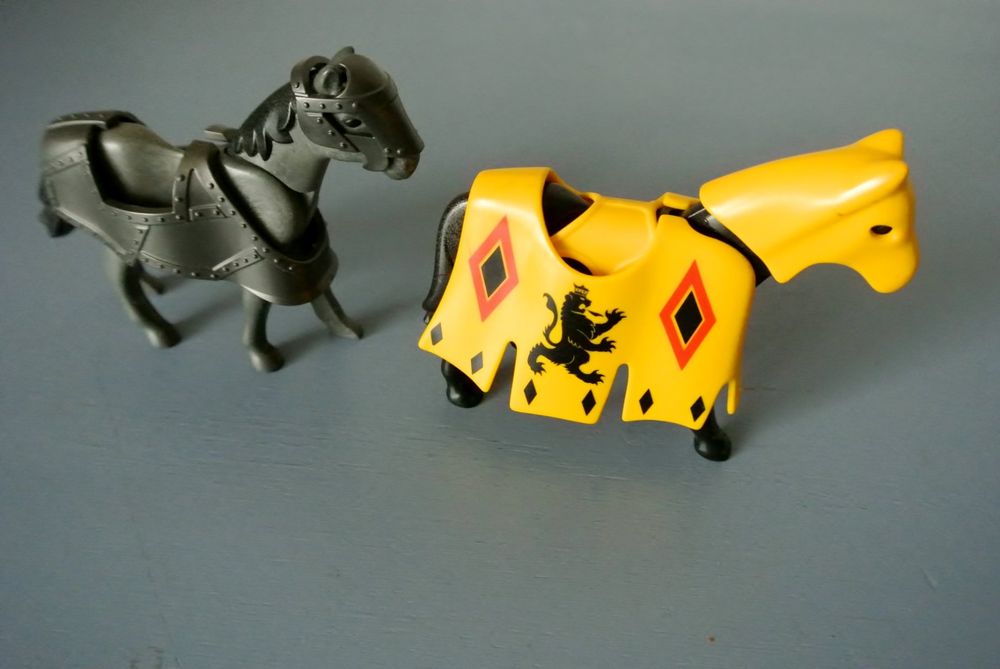  2 Playmobil Ritter-Pferde mit Rüstungsteilen (Gebraucht) in Zell ZH für 