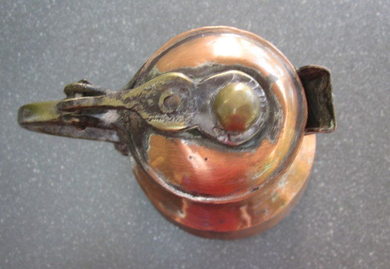 Karaffen: Antiker Kupferkrug mit Deckel und Messingriff – Gebraucht aus Bischofszell von raika 7