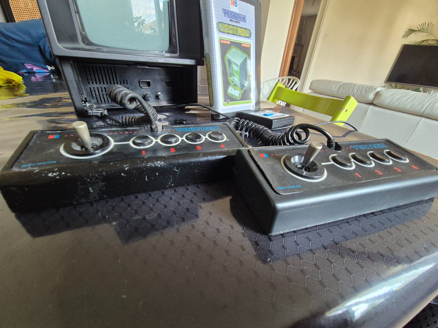 Console: Rare Console Vectrex MB + jeu et manettes VECTREX MB – Usato da Lausanne venduto da PEX_Import 1