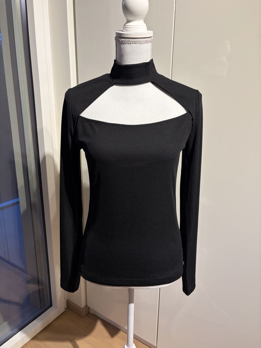 Guess Tops: Guess cut out top, size L. Stretch – D'occasion à Nyon par Deb_D39