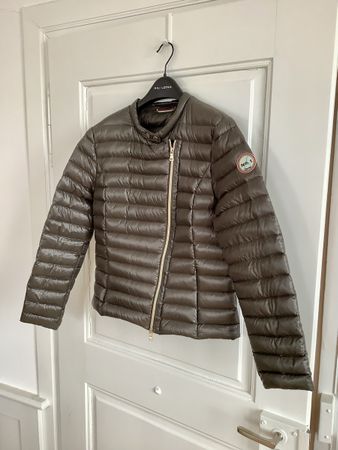Leichte Daunenjacke von No.1 Como oliv, passend S/M wie Neu