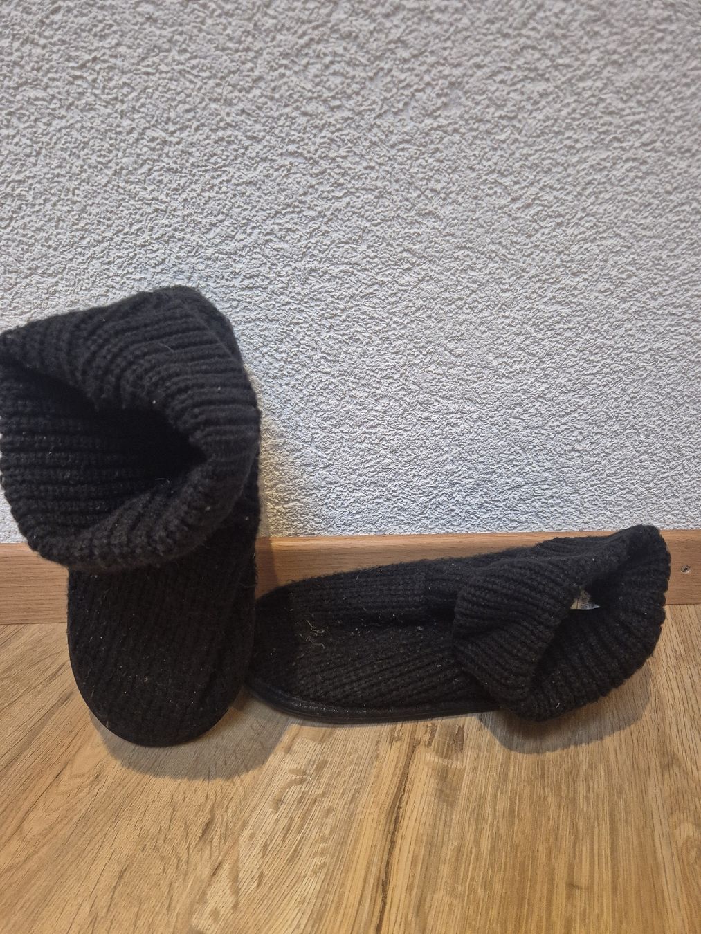 Scarpe da donna: Hausschuhe gestrickt schwarz Gr. 36 – Usato da St. Gallen venduto da ali_tms5