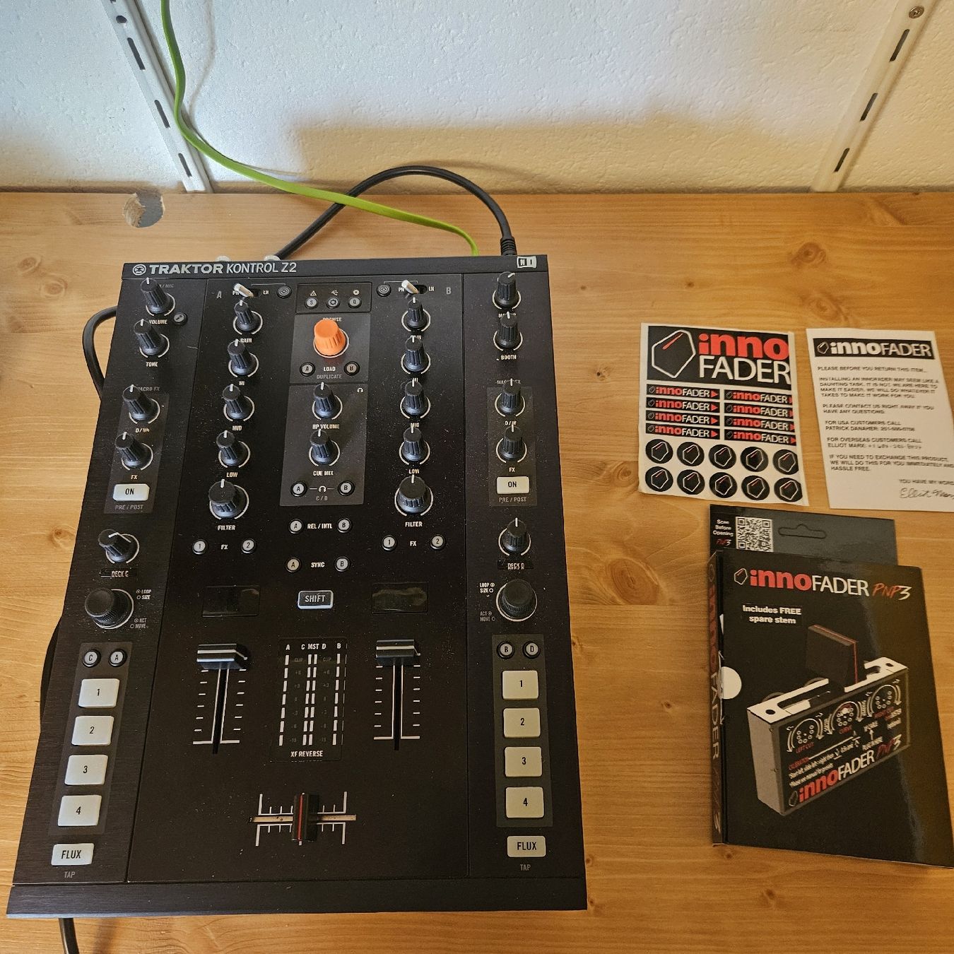 Native Instruments Console di mixaggio: Traktor z2 plus innofader pnp3  – Usato da Château-d'Oex venduto da kal_8q9h