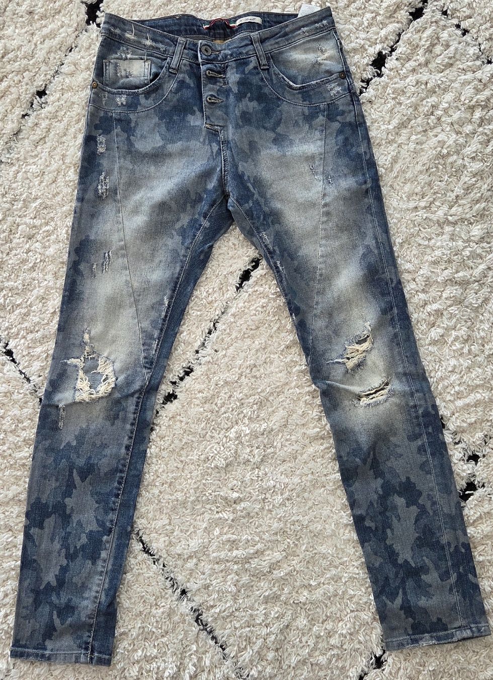 Please Jeans Jeans: Eine Jeans mit Camouflage-Muster und Destroyed-Elementen. – Nuovo (secondo la descrizione) da Belp venduto da mar_wyp6