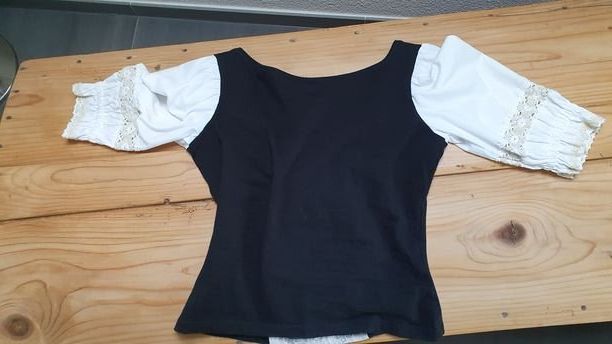 Top: Dirndl-Oberteil / stretchanteil – Usato da Wagerswil venduto da flagge 1