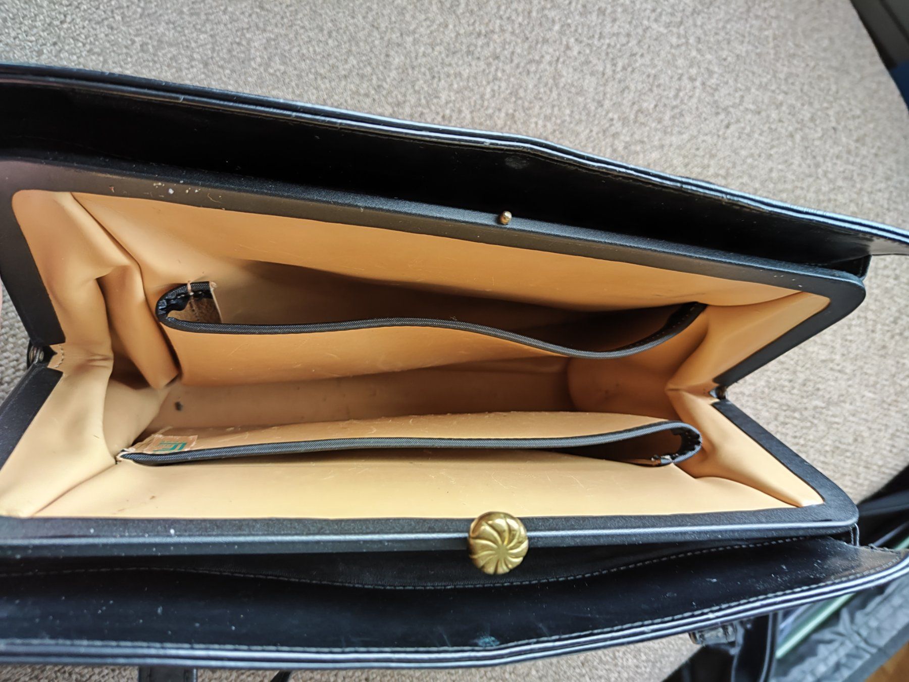 Borse da donna: Handtasche, schwarzes Leder – Usato da Saas im Prättigau venduto da eve_22 1