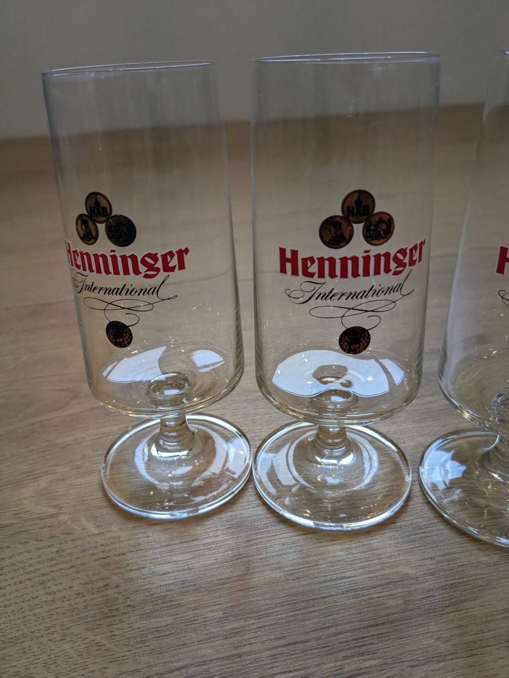 Bicchieri: 3 Henninger International Biergläser – Usato da Winkel venduto da Kade50 2