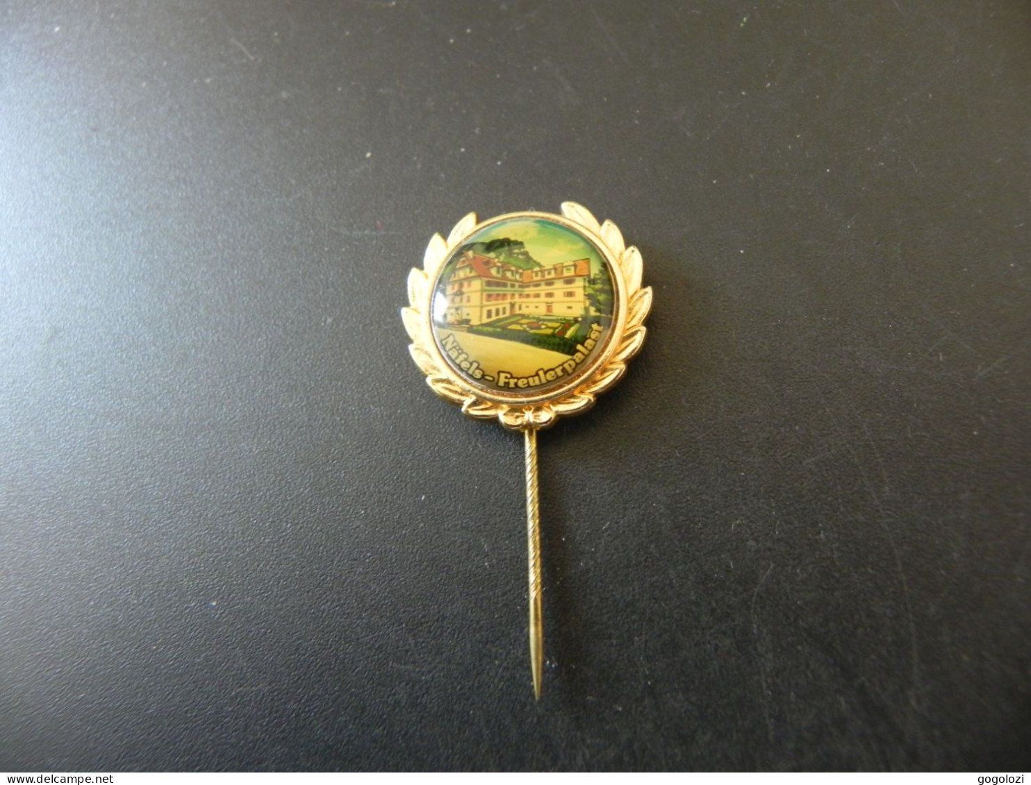 Broches & Aiguilles: Abzeichen Näfels Freulerpalast – D'occasion à Biel/Bienne par Gogolozi