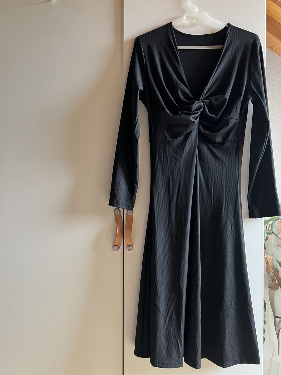 Kleider: ROBE NOIRE EXTENSIBLE TWIST DÉCOLLETÉ M/L/XL – Gebraucht aus Fribourg von alex_afs