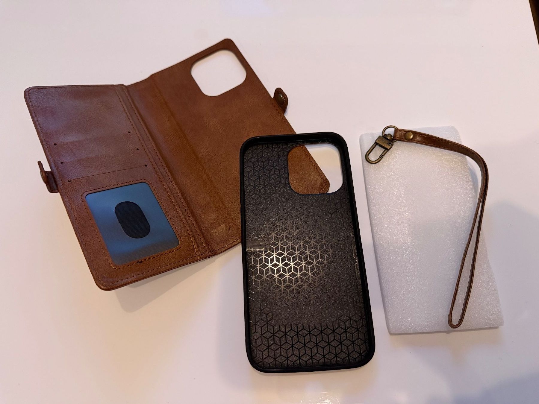 Apple Cover & Protezioni schermo: iPhon 14 Pro Max Cover braun Kunstleder mit Magnet Einsatz – Nuovo e nell'imballaggio originale da Kölliken venduto da Teguwegu