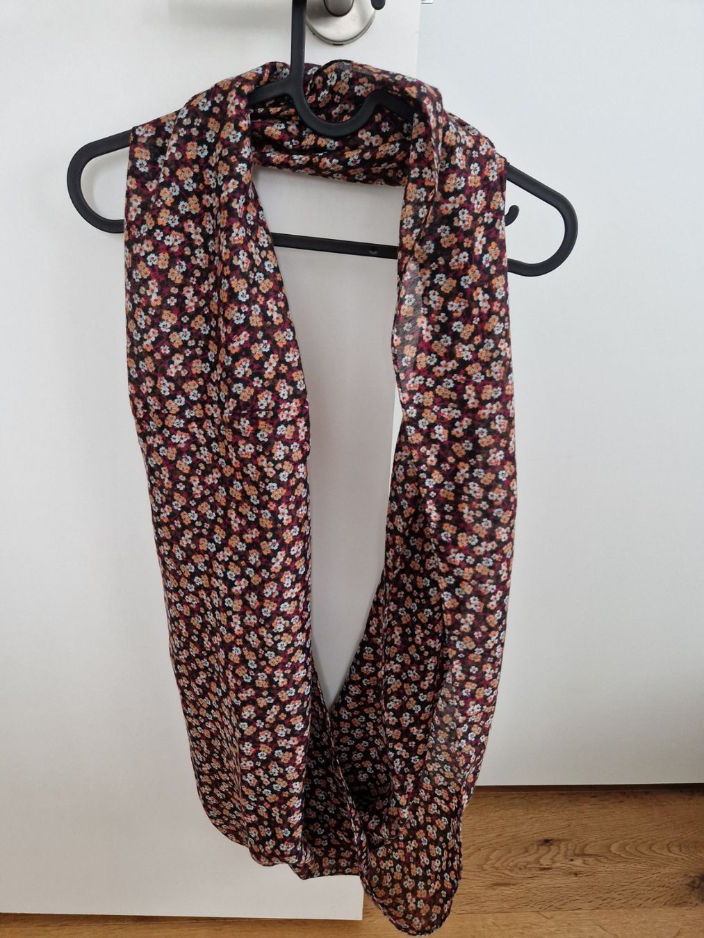 Foulard & Sciarpe: Schicker Loopschal mit Blumenmuster, Schlauchschal – Usato da Ottikon venduto da swiftchocolate