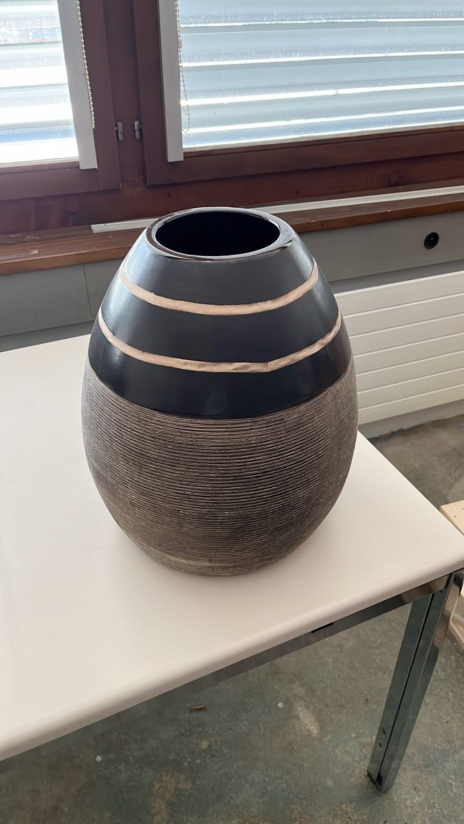 Vasi & Recipienti: Vase black beige striped unique shape good condition – Usato da Rorschacherberg venduto da j.swiss