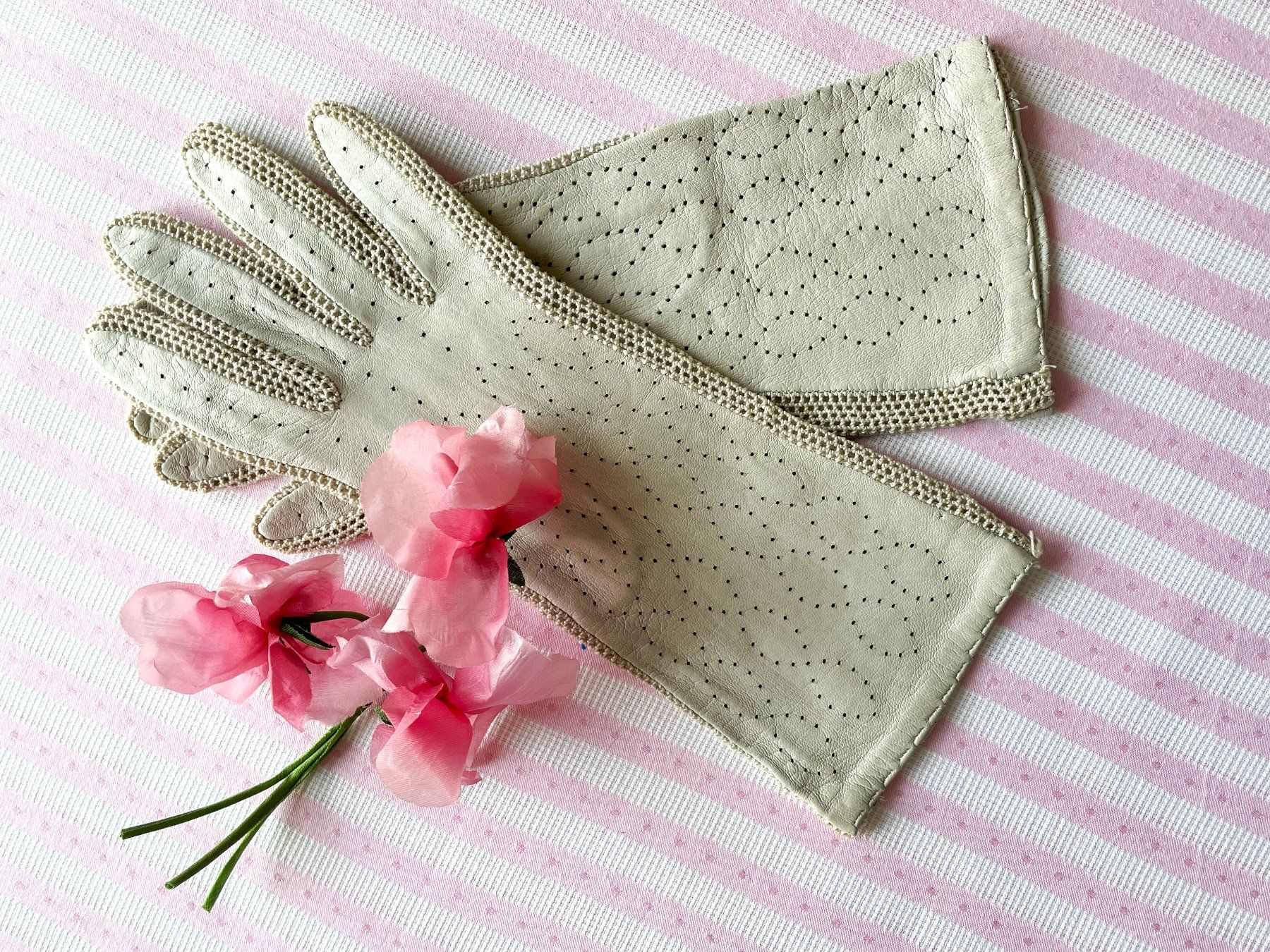 Guanti & manicotti: Handschuhe hellbeige Leder 7.5 mit Löchlimuster VINTAGE 60s – Usato da Brüttisellen venduto da Buxus