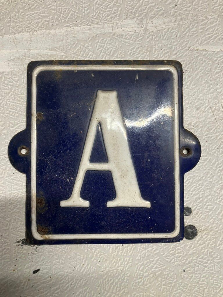 Insegne: plaque en émail A – Usato da Mervelier venduto da Arebetez 1