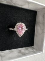 Ring mit rosa Stein und Zirkonia mit Box