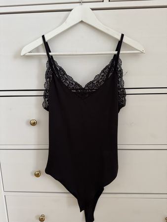 Schwarzer Spitzenbody von H&M Grösse S