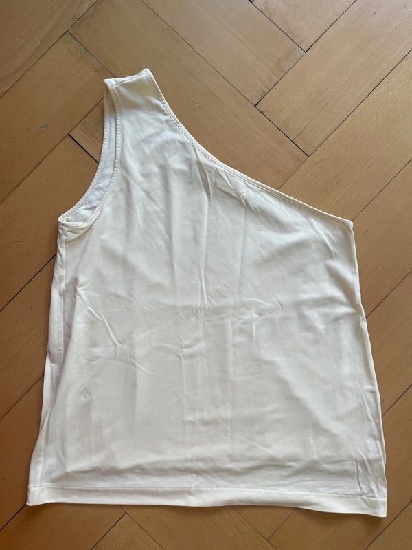 Cos Tops: COS One-Shoulder Top weiss Grösse M – Gebraucht aus Zürich von ber_r6vw