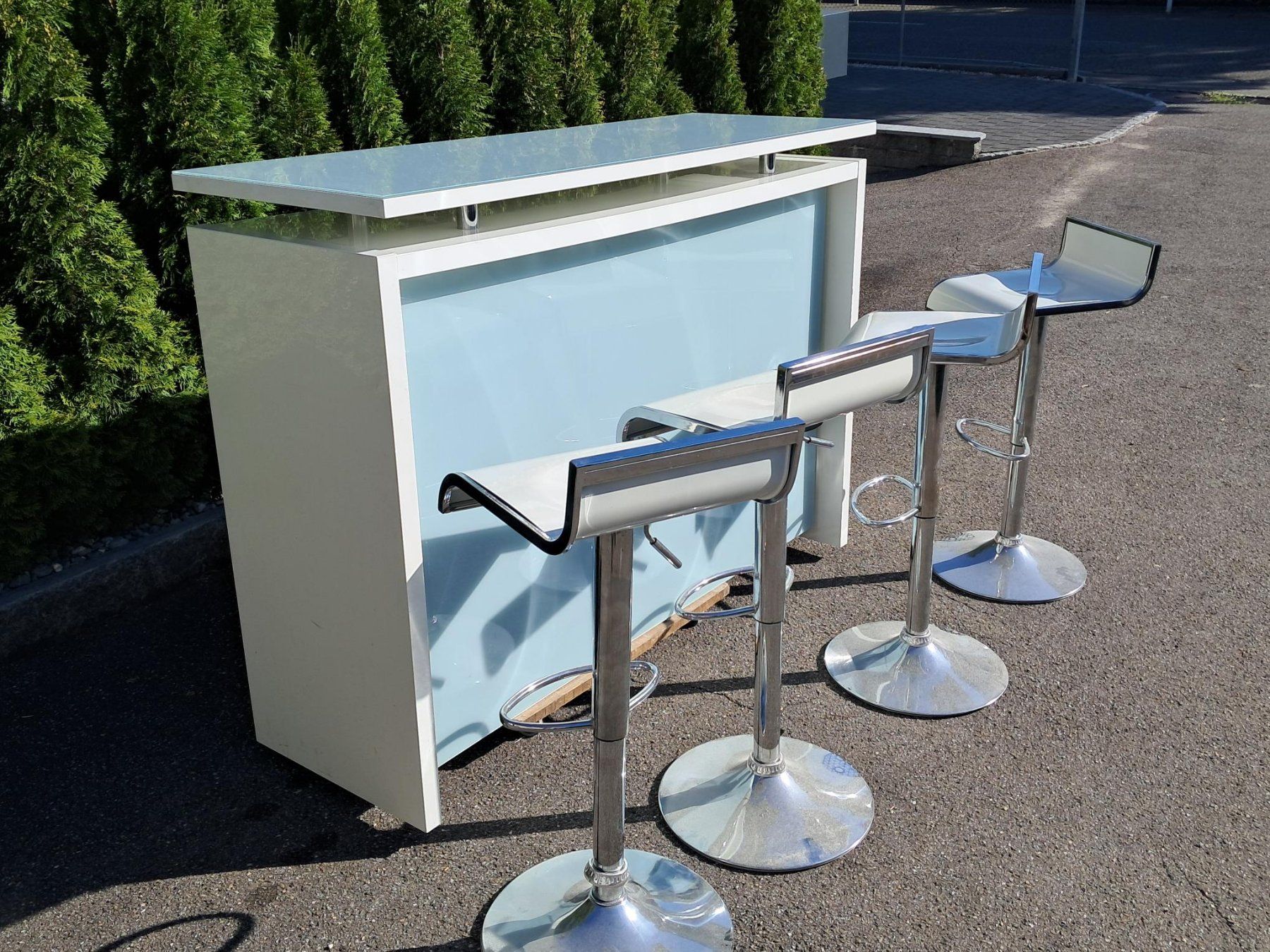 Ladenausstattungen & Messebau: Bar mit vier Barhockern – Gebraucht aus Olten von UA20