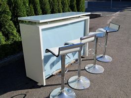 Bar mit vier Barhockern