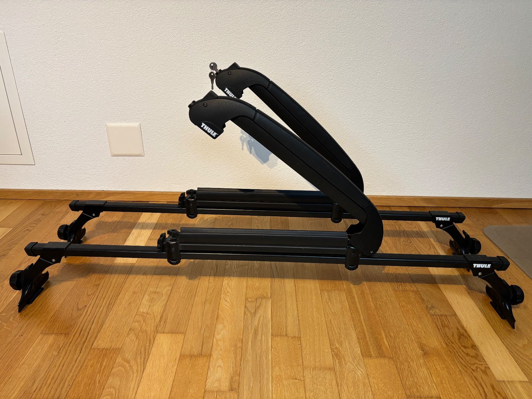 Thule Portapacchi: Thule Dachträger mit abschliessbarer Skihalterung – Nuovo (secondo la descrizione) da Hildisrieden venduto da AJ28 1
