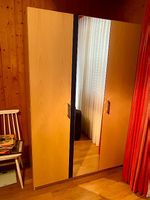 Neuwertiger Schrank, 3 Türen und Spiegel