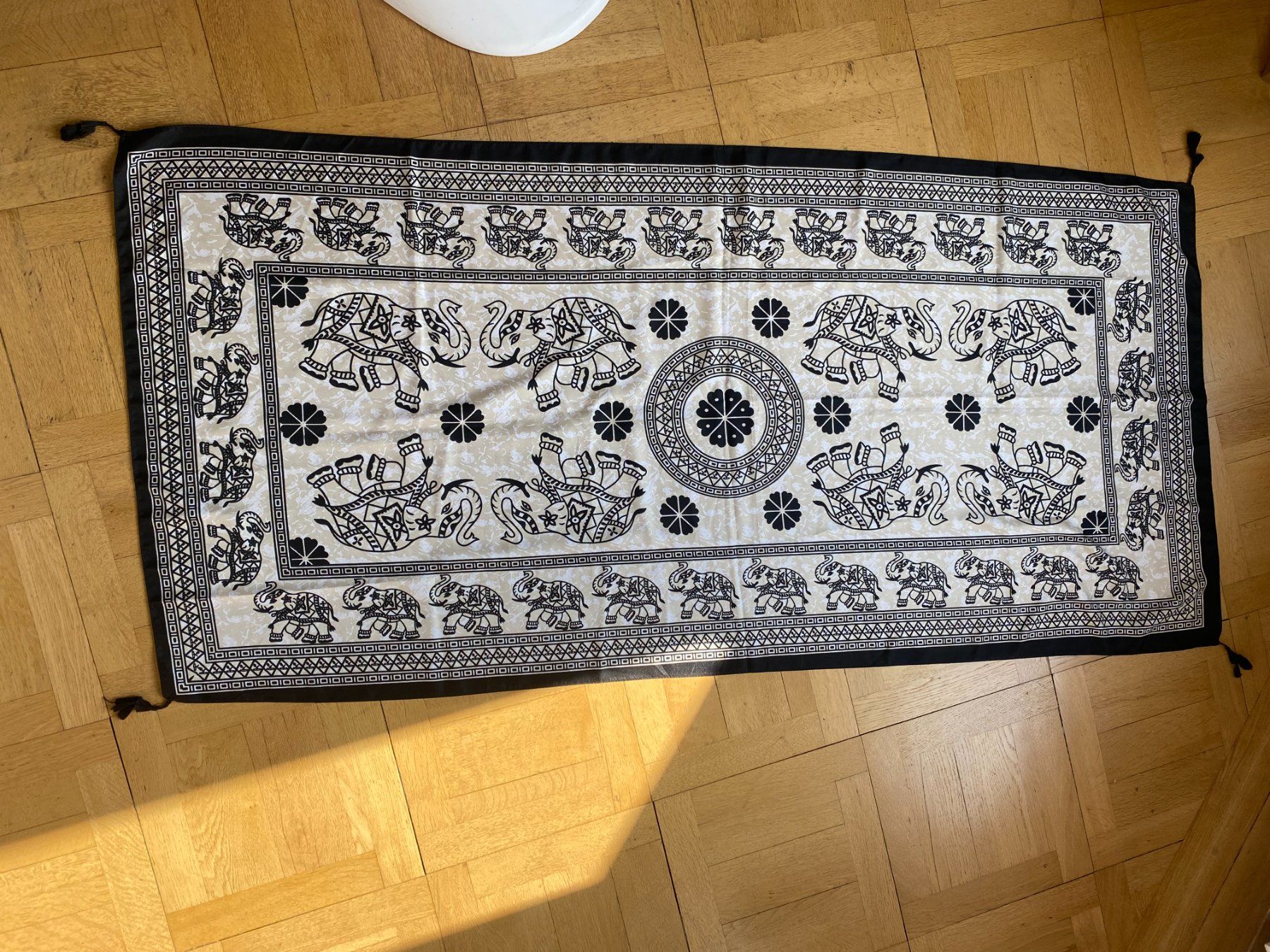 Foulard & Sciarpe: SCHAL MIT ELEFANTENMOTIV – Nuovo (secondo la descrizione) da Zürich venduto da ilj_b22t
