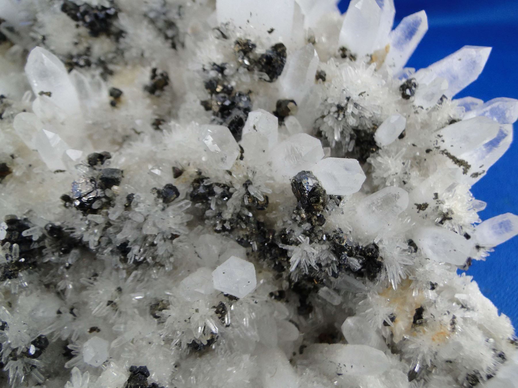Minerali & Pietre curative: Bournonit mit Sphalerit auf Bergkristall – Usato da Schinznach Bad venduto da Demerald 2