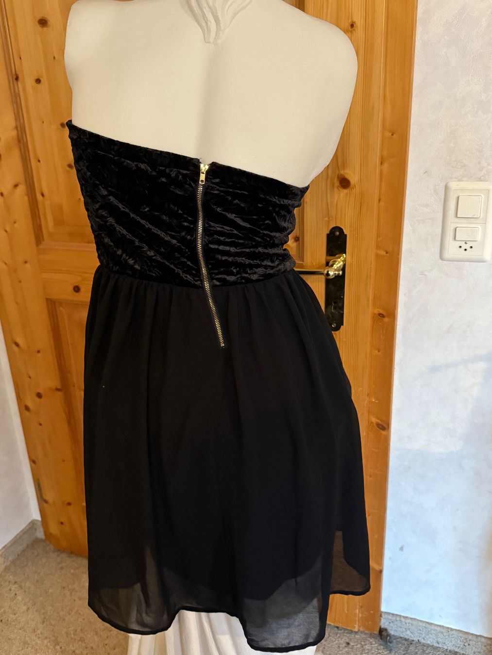 Vestiti: Schwarzes Samtkleid Gr. L - Festlich & Elegant – Usato da Hundwil venduto da Sandysan1702 1