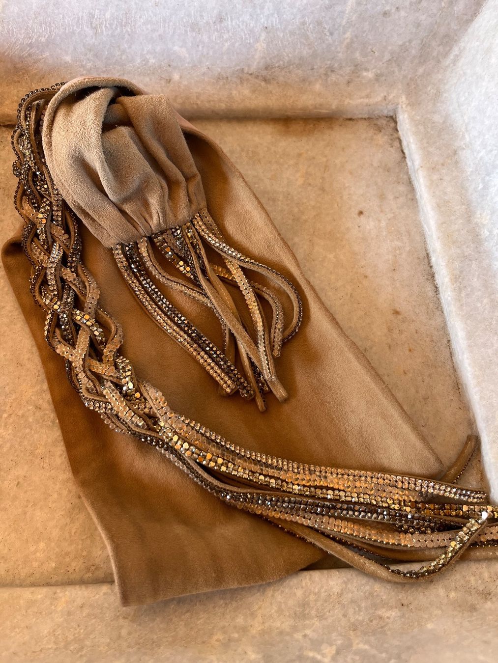Foulard & Sciarpe: Daniel Swarovski Schal Wildleder mit Kristallen – Usato da Saanen venduto da SoniaMichaela 4