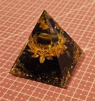 Schwarze Obsidian-Splitter-Pyramide mit Kristall-Lotus 1.